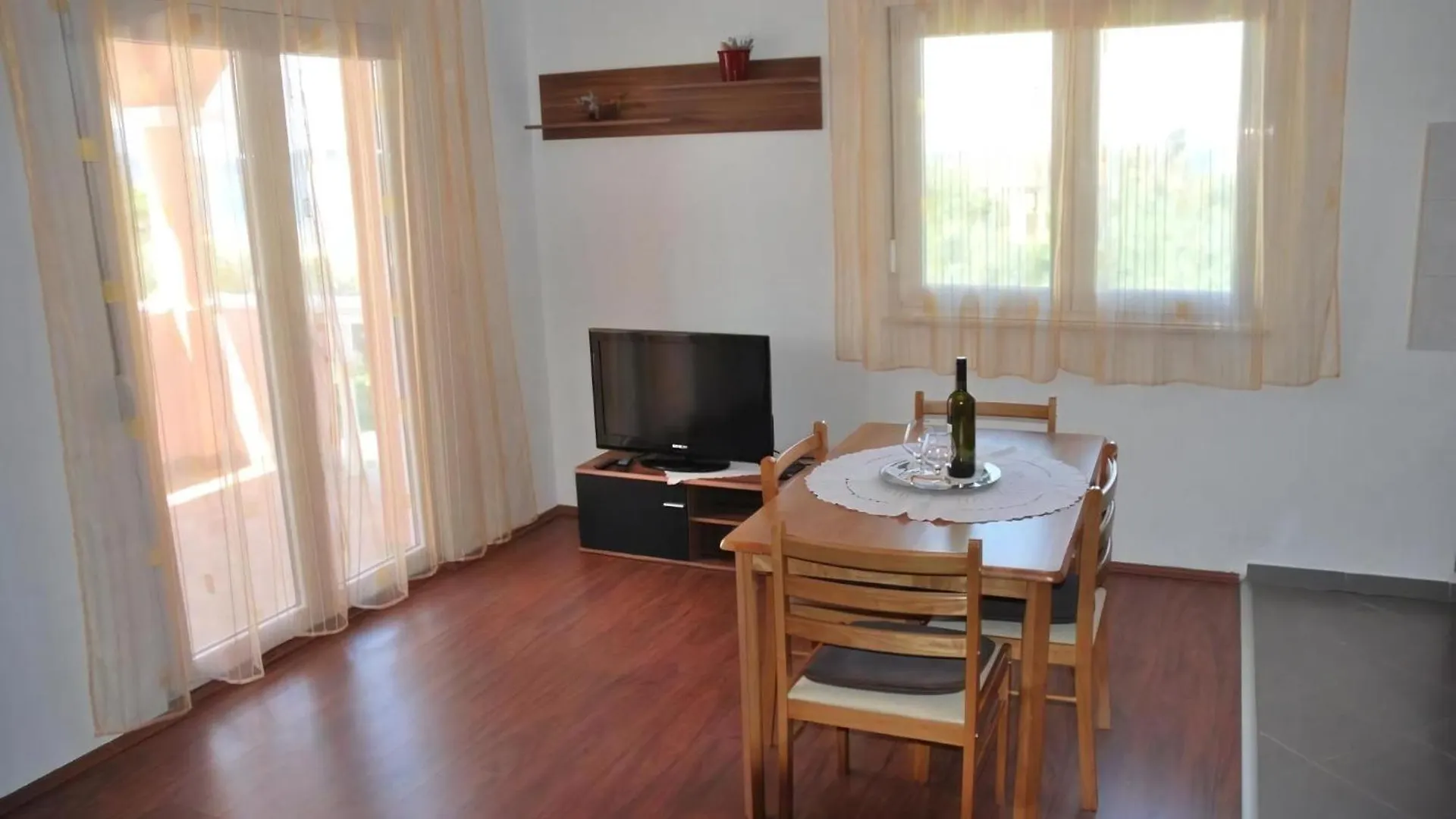 Ferienwohnung Fuer Vier Personen Mit Balkon Sukošan Appartement
